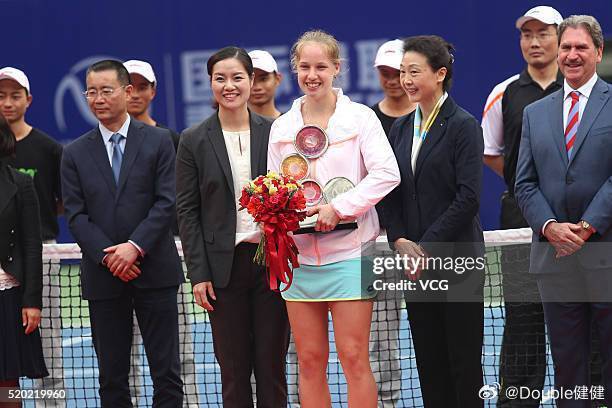 在飞机上, nVEPW, 记者问她是 在飞机上, nVEPW, 记者问她是