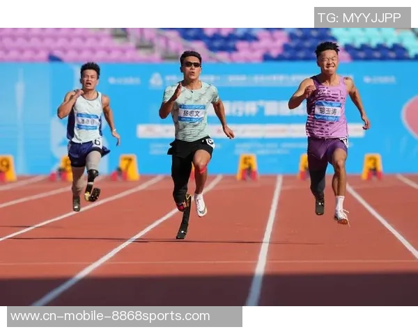 残特奥会田径项目四川选手胡玉涛夺冠后，与妻子王文杰厚意拥抱